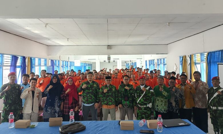 Para tokoh Muhammadiyah berfoto bersama peserta Diklatsar KOKAM Cilacap di dalam aula kegiatan.
