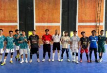 Para peserta pertandingan futsal dalam gelaran Festival Mahasiswa FAI UMP berfoto bersama dengan wasit di lapangan.