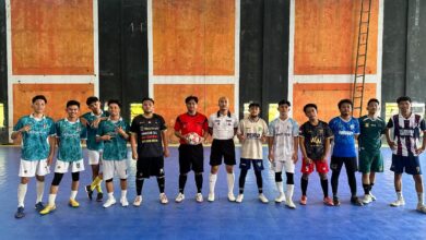Para peserta pertandingan futsal dalam gelaran Festival Mahasiswa FAI UMP berfoto bersama dengan wasit di lapangan.