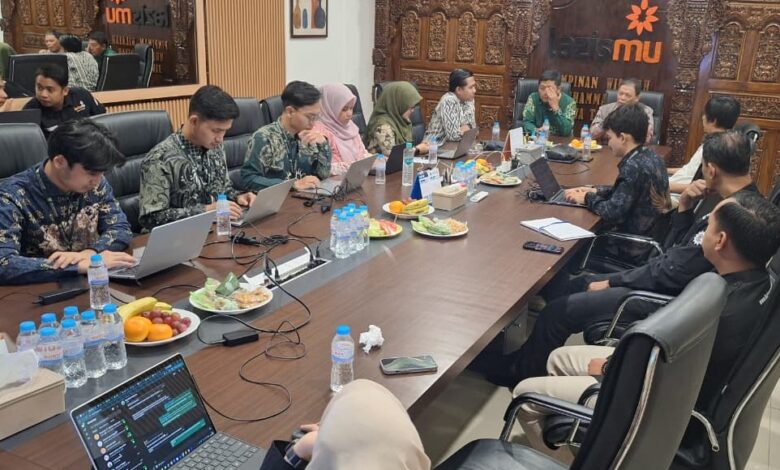 Suasana entry meeting audit keuangan Lazismu Jawa Tengah tahun buku 2026 bersama tim auditor di ruang rapat kantor wilayah.