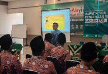 Ikhwanushoffa saat memberikan materi di hadapan guru Gen Z pada Rapat Kerja SD Aisyiyah Unggulan Gemolong Sragen.