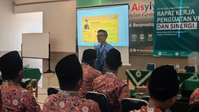 Ikhwanushoffa saat memberikan materi di hadapan guru Gen Z pada Rapat Kerja SD Aisyiyah Unggulan Gemolong Sragen.