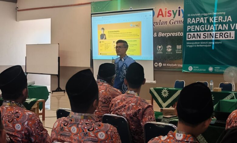 Ikhwanushoffa saat memberikan materi di hadapan guru Gen Z pada Rapat Kerja SD Aisyiyah Unggulan Gemolong Sragen.