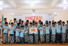 Peserta Khitan Massal Gratis di Cilacap yang diselenggarakan oleh Lazismu tampak ceria dan bahagia setelah menjalani proses khitan.