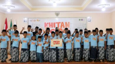 Peserta Khitan Massal Gratis di Cilacap yang diselenggarakan oleh Lazismu tampak ceria dan bahagia setelah menjalani proses khitan.