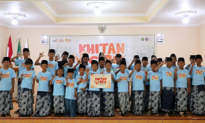 Peserta Khitan Massal Gratis di Cilacap yang diselenggarakan oleh Lazismu tampak ceria dan bahagia setelah menjalani proses khitan.