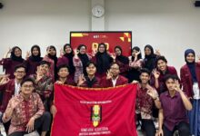 Foto bersama kader PK IMM Kedokteran UMP setelah kegiatan Darul Arqam Dasar, memegang bendera IMM dan melakukan pose tangan IMM.