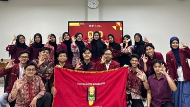 Foto bersama kader PK IMM Kedokteran UMP setelah kegiatan Darul Arqam Dasar, memegang bendera IMM dan melakukan pose tangan IMM.