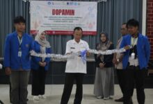 Prosesi pemotongan pita oleh pejabat daerah didampingi mahasiswa UMP dalam acara Grand Launching PPK Ormawa BEM Farmasi di Desa Kalisalak Banyumas.