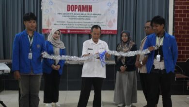 Prosesi pemotongan pita oleh pejabat daerah didampingi mahasiswa UMP dalam acara Grand Launching PPK Ormawa BEM Farmasi di Desa Kalisalak Banyumas.