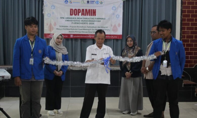 Prosesi pemotongan pita oleh pejabat daerah didampingi mahasiswa UMP dalam acara Grand Launching PPK Ormawa BEM Farmasi di Desa Kalisalak Banyumas.
