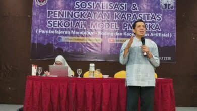 Ketua Majelis Pendidikan PDM Surakarta memberikan sambutan dalam sosialisasi transformasi SMP Muhammadiyah 4 menjadi SMP Muhammadiyah Boarding School Solo di sebuah aula hotel.