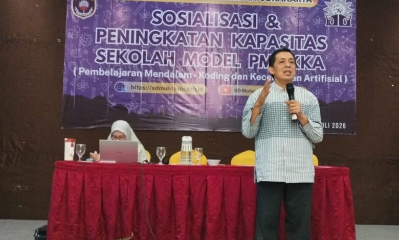Ketua Majelis Pendidikan PDM Surakarta memberikan sambutan dalam sosialisasi transformasi SMP Muhammadiyah 4 menjadi SMP Muhammadiyah Boarding School Solo di sebuah aula hotel.