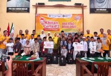 Foto bersama peserta khitan gratis di Jepara dalam program Khitan Ceria Lazismu bersama pengurus PDM dan RS PKU Aisyiyah Jepara.