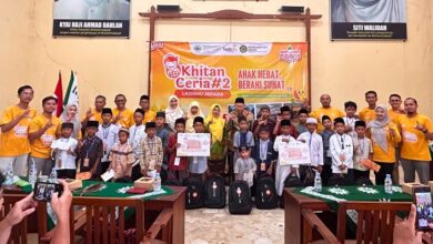 Foto bersama peserta khitan gratis di Jepara dalam program Khitan Ceria Lazismu bersama pengurus PDM dan RS PKU Aisyiyah Jepara.