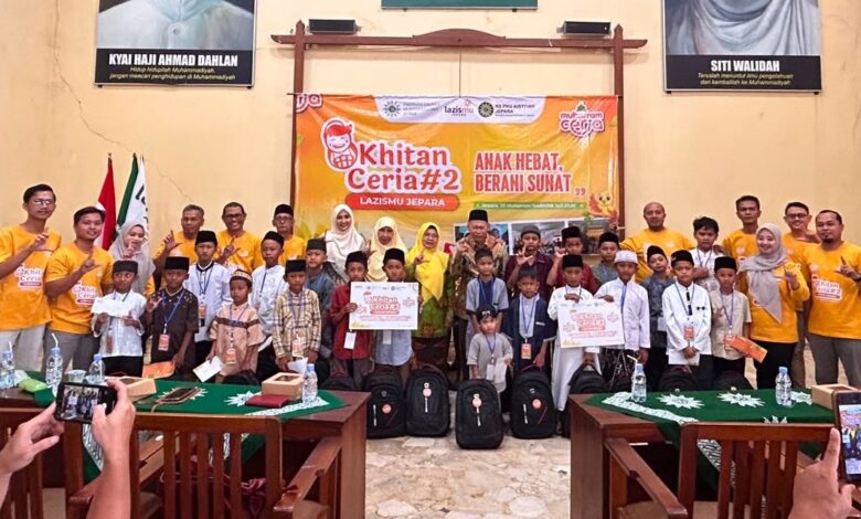 Foto bersama peserta khitan gratis di Jepara dalam program Khitan Ceria Lazismu bersama pengurus PDM dan RS PKU Aisyiyah Jepara.