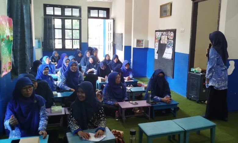 Suasana pertemuan rutin ustadzah Ikatan Guru Taman Pendidikan Al-Qur’an atau IGTPQ Wilayah Utara di dalam ruangan kelas TPQ Al-Hikmah 1 Bangsri Jepara.