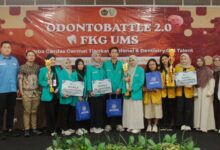 Para pemenang kompetisi cerdas cermat mahasiswa kedokteran gigi Odontobattle 2.0 FKG UMS berfoto bersama panitia dan dewan juri di atas panggung sambil memegang piala serta hadiah simbolis.