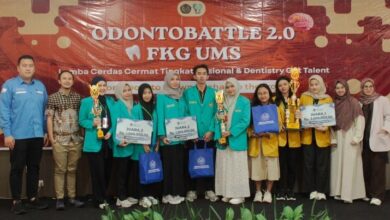Para pemenang kompetisi cerdas cermat mahasiswa kedokteran gigi Odontobattle 2.0 FKG UMS berfoto bersama panitia dan dewan juri di atas panggung sambil memegang piala serta hadiah simbolis.