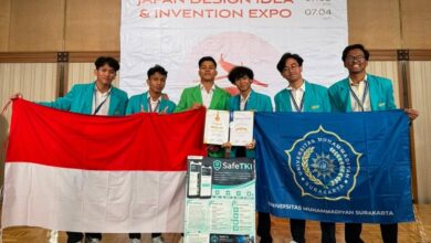 Mahasiswa UMS membawa bendera Indonesia dan menunjukkan sertifikat prestasi SafeTKI pelindung Pekerja Migran Indonesia di ajang JDIE 2026 Jepang.