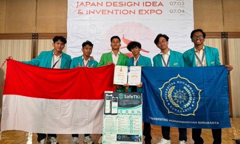 Mahasiswa UMS membawa bendera Indonesia dan menunjukkan sertifikat prestasi SafeTKI pelindung Pekerja Migran Indonesia di ajang JDIE 2026 Jepang.