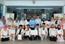 Foto bersama rektor, pengurus Lazismu, dan para mahasiswa penerima Beasiswa Lazismu 2026 di depan gedung Rektorat Universitas Muhammadiyah Purworejo.