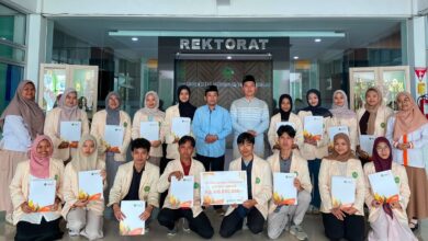 Foto bersama rektor, pengurus Lazismu, dan para mahasiswa penerima Beasiswa Lazismu 2026 di depan gedung Rektorat Universitas Muhammadiyah Purworejo.