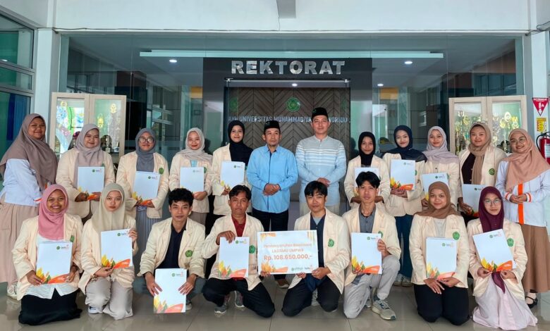 Foto bersama rektor, pengurus Lazismu, dan para mahasiswa penerima Beasiswa Lazismu 2026 di depan gedung Rektorat Universitas Muhammadiyah Purworejo.