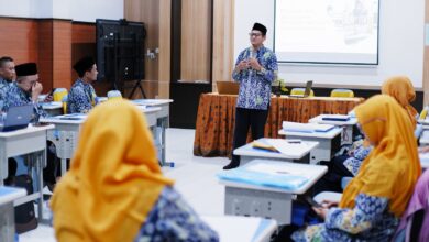 Presentasi di dalam ruangan di SD Muhammadiyah PK Solo oleh seorang narasumber, dengan audiens berpakaian batik dan jilbab oranye, di depan layar proyeksi yang menampilkan teks dalam bahasa Indonesia.