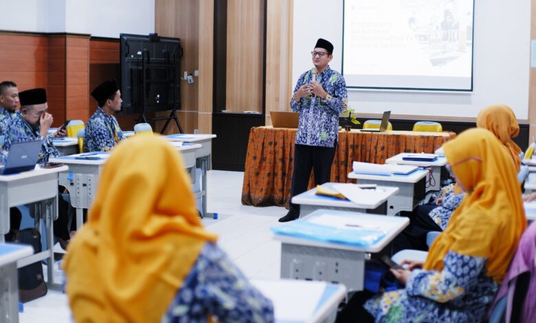 Presentasi di dalam ruangan di SD Muhammadiyah PK Solo oleh seorang narasumber, dengan audiens berpakaian batik dan jilbab oranye, di depan layar proyeksi yang menampilkan teks dalam bahasa Indonesia.