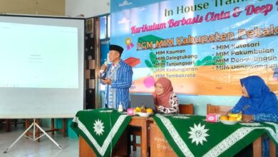 Dr. Nur Khoyin memberikan sambutan dalam pelatihan Deep Learning Kurikulum berbasis cinta untuk guru Madrasah di Pekalongan.