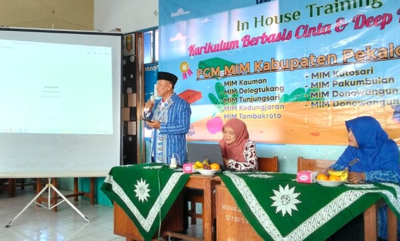 Dr. Nur Khoyin memberikan sambutan dalam pelatihan Deep Learning Kurikulum berbasis cinta untuk guru Madrasah di Pekalongan.