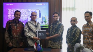 Foto bersama jajaran pimpinan UMP dan PT International Test Center saat penandatanganan kerja sama penyelenggaraan sertifikasi TOEIC resmi di kampus Universitas Muhammadiyah Purwokerto.