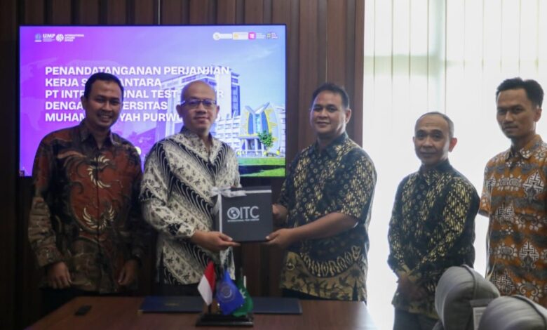 Foto bersama jajaran pimpinan UMP dan PT International Test Center saat penandatanganan kerja sama penyelenggaraan sertifikasi TOEIC resmi di kampus Universitas Muhammadiyah Purwokerto.