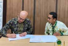 Rektor UMPWR Teguh Wibowo dan perwakilan ITC Benjamin melakukan penandatanganan kerja sama sertifikasi TOEIC di Ruang Rapat Utama kampus.