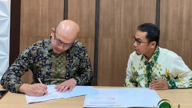 Rektor UMPWR Teguh Wibowo dan perwakilan ITC Benjamin melakukan penandatanganan kerja sama sertifikasi TOEIC di Ruang Rapat Utama kampus.