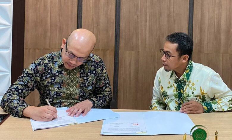 Rektor UMPWR Teguh Wibowo dan perwakilan ITC Benjamin melakukan penandatanganan kerja sama sertifikasi TOEIC di Ruang Rapat Utama kampus.