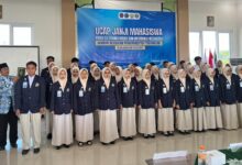 Barisan mahasiswa kuliah kesehatan AKMT Temanggung mengikuti prosesi khidmat Ucap Janji Mahasiswa sebagai calon tenaga kesehatan profesional.
