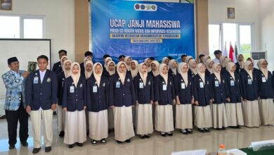 Barisan mahasiswa kuliah kesehatan AKMT Temanggung mengikuti prosesi khidmat Ucap Janji Mahasiswa sebagai calon tenaga kesehatan profesional.