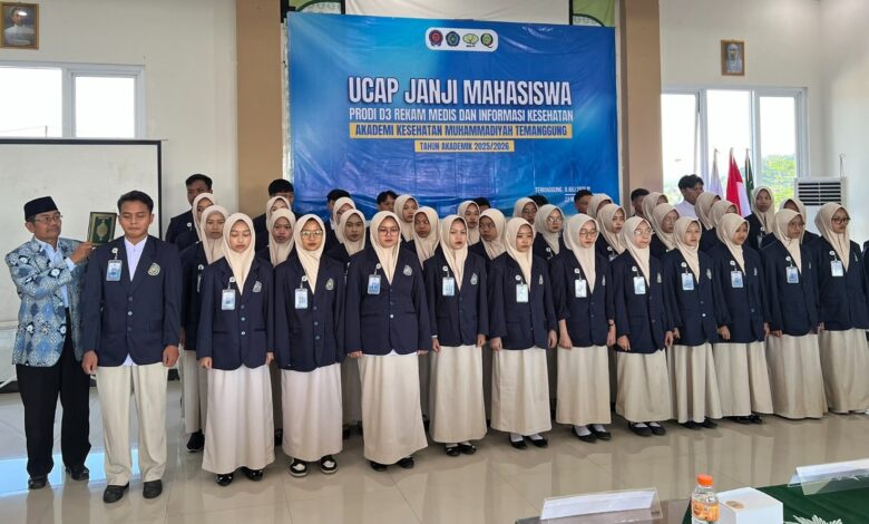 Barisan mahasiswa kuliah kesehatan AKMT Temanggung mengikuti prosesi khidmat Ucap Janji Mahasiswa sebagai calon tenaga kesehatan profesional.