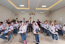 Siswa SMK Muhammadiyah 3 Purwokerto berfoto bersama delegasi Jepang untuk program kerja ke Jepang lulusan SMK.