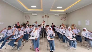 Siswa SMK Muhammadiyah 3 Purwokerto berfoto bersama delegasi Jepang untuk program kerja ke Jepang lulusan SMK.