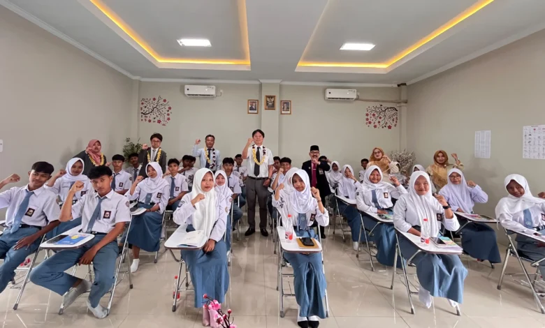 Siswa SMK Muhammadiyah 3 Purwokerto berfoto bersama delegasi Jepang untuk program kerja ke Jepang lulusan SMK.