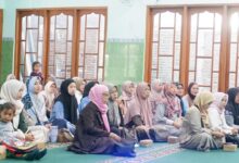 Orang tua murid MIM Digdaya Bolon mengikuti sosialisasi cara mendidik anak dan pengenalan Metode Ummi saat tahun ajaran baru.