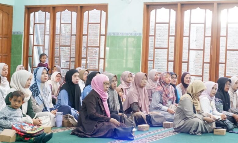 Orang tua murid MIM Digdaya Bolon mengikuti sosialisasi cara mendidik anak dan pengenalan Metode Ummi saat tahun ajaran baru.