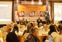 Suasana seminar internasional COMSOCIA 2026 UMS di Mercure Surakarta, menampilkan para pembicara di panggung utama dan peserta di meja bundar mengikuti diskusi riset komunikasi digital.