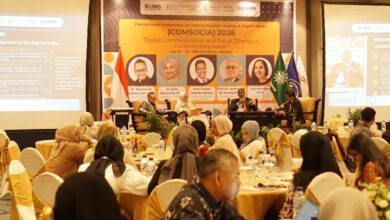 Suasana seminar internasional COMSOCIA 2026 UMS di Mercure Surakarta, menampilkan para pembicara di panggung utama dan peserta di meja bundar mengikuti diskusi riset komunikasi digital.