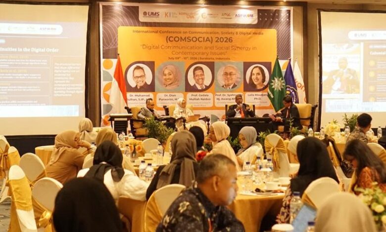 Suasana seminar internasional COMSOCIA 2026 UMS di Mercure Surakarta, menampilkan para pembicara di panggung utama dan peserta di meja bundar mengikuti diskusi riset komunikasi digital.