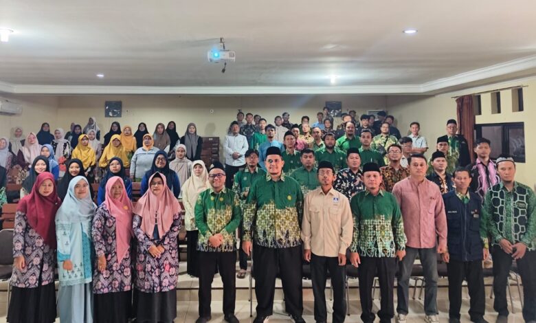 Foto bersama pengurus MPKSDI PCM Pekajangan dan peserta Sekolah Kader Muhammadiyah Pekalongan di Kampus 2 UMPP.