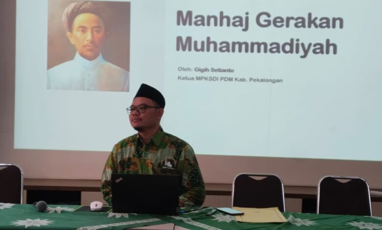 Ketua MPKSDI PDM Kabupaten Pekalongan Gigih Setianto saat memaparkan materi Manhaj Gerakan Muhammadiyah dalam kajian ideologi kader.